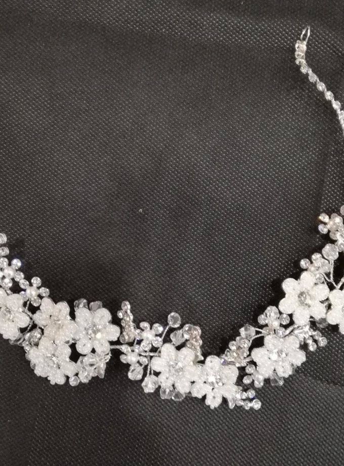 Tocado de novia abierto blanco y cristal