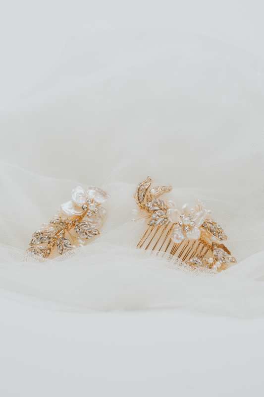 Conjunto peine y broche dorado