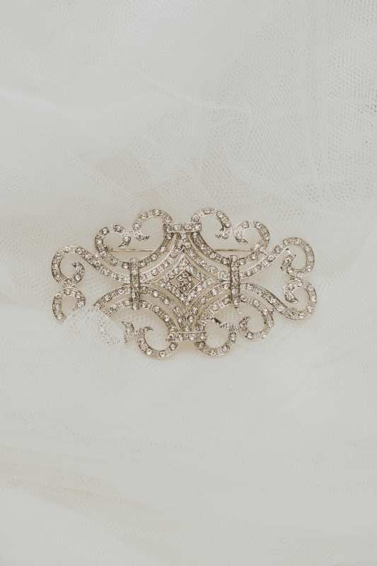Broche mantillo rodio 8/4
