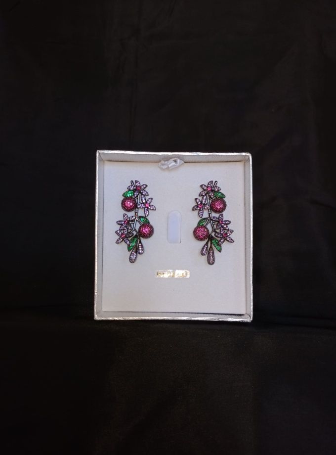 Pendientes brillantes con flores