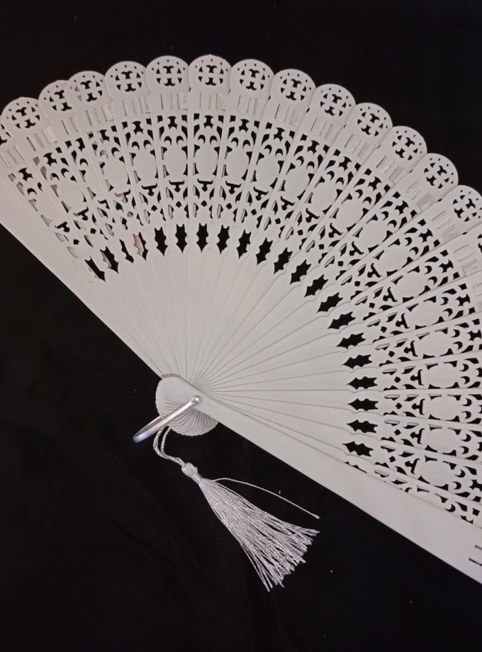 Abanico blanco con diseño