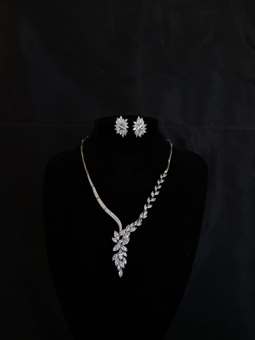 Complemento brillante con pendientes