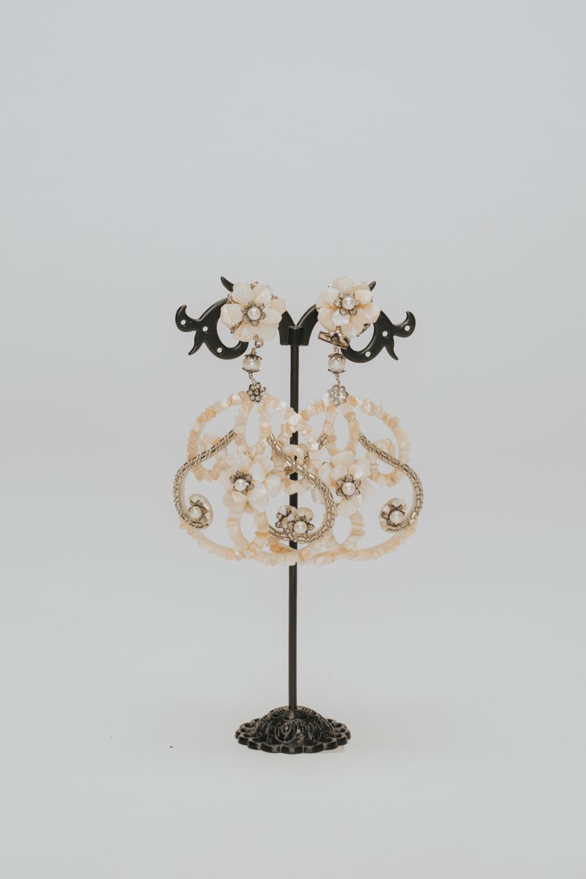 Pendientes dorados con perlas y flores