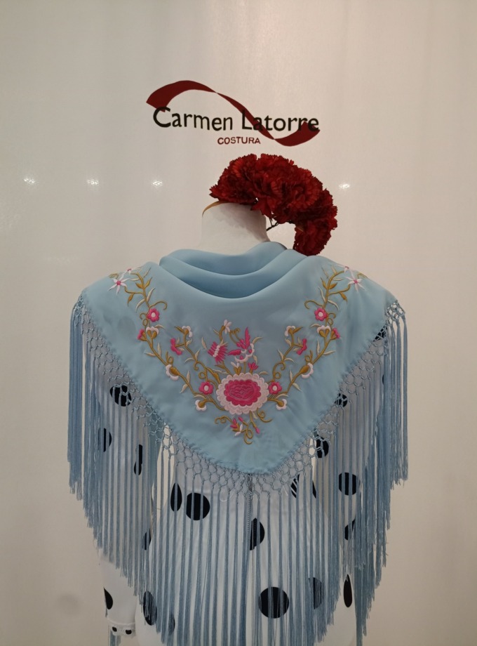 Mantoncillo de señora bordado azul celeste