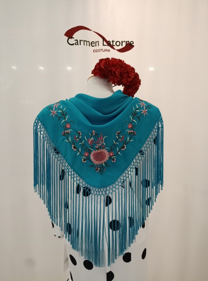 Mantoncillo de señora bordado agua marina