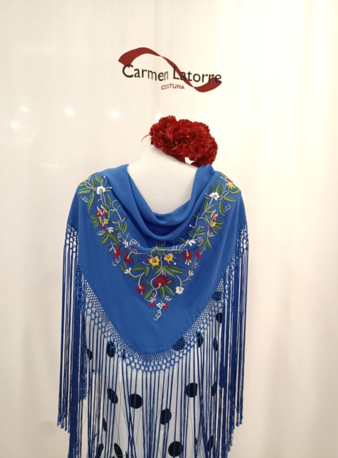 Mantoncillo de señora bordado azul pavo