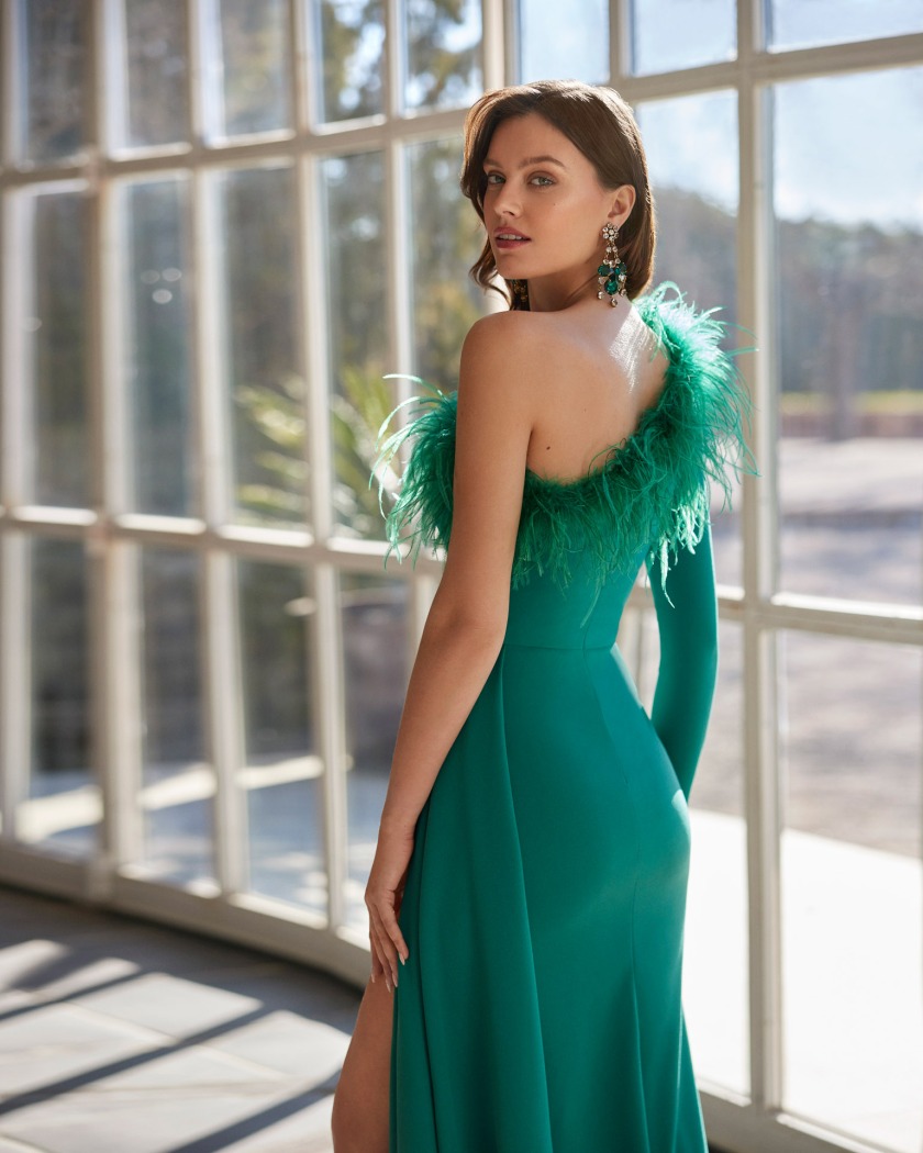 VESTIDO CEREMONIA CON DRAPEADO Y ESCOTE DE PLUMAS - Imagen 2