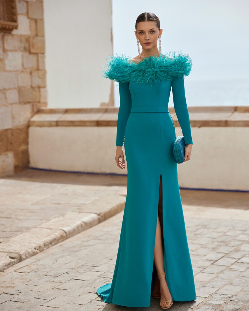 VESTIDO CEREMONIA MANGA LARGA CON ESCOTE BARDOT CON PLUMAS
