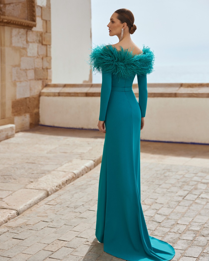 VESTIDO CEREMONIA MANGA LARGA CON ESCOTE BARDOT CON PLUMAS - Imagen 2