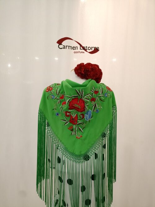 Mantoncillo de señora bordado verde