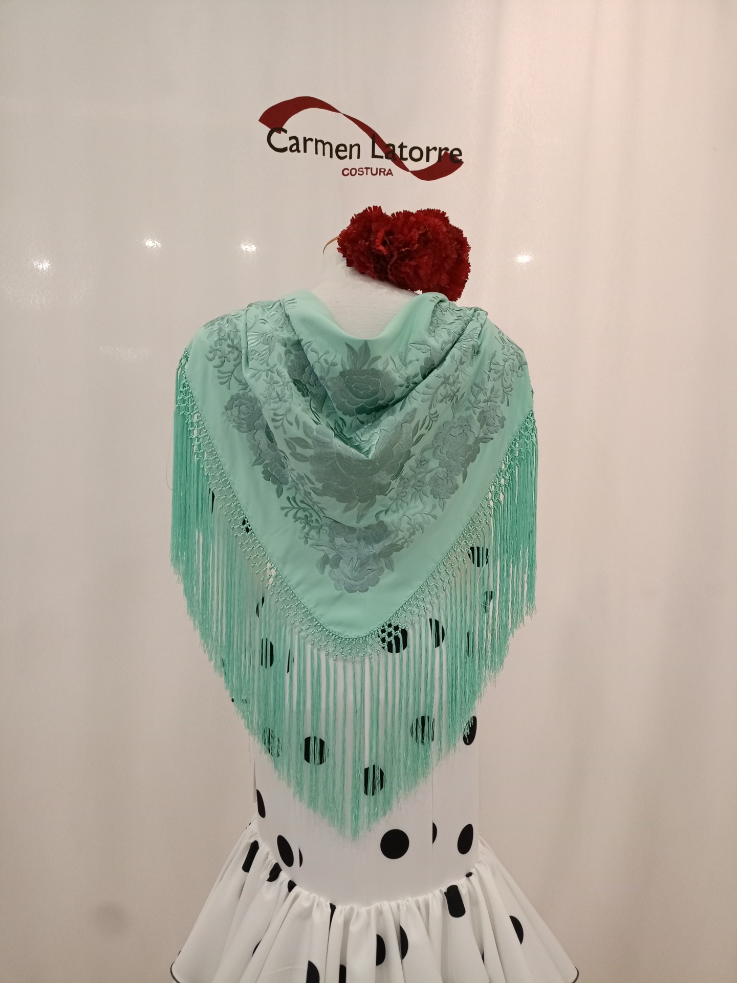 Mantoncillo de señora bordado verde agua