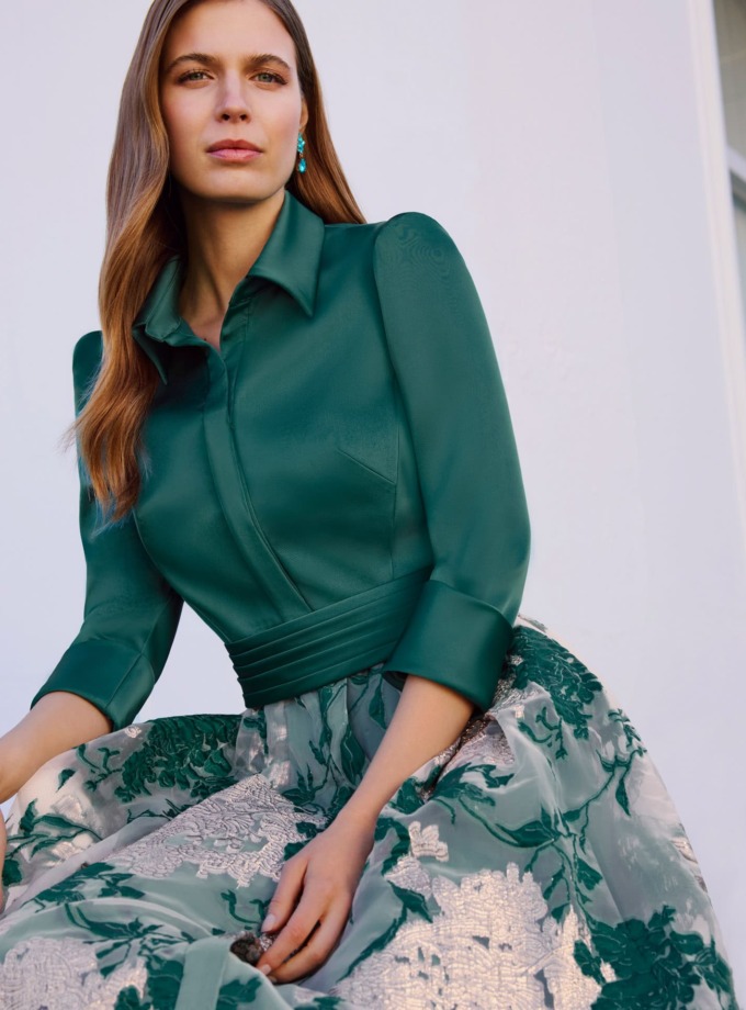 Vestido camisero de raso con falda de vuelo