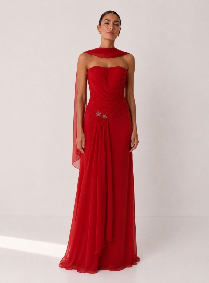 Vestido de invitada largo en gasa rojo con palabra de honor