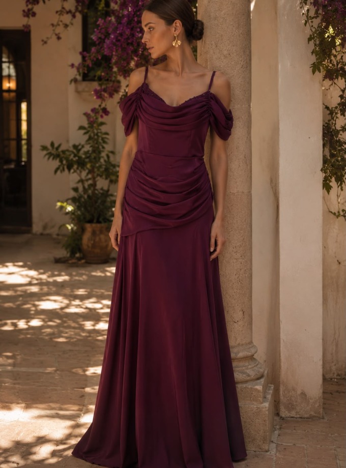Vestido de invitada largo de satén burdeos con palabra de honor de pedrería y mangas caidas en los brazos