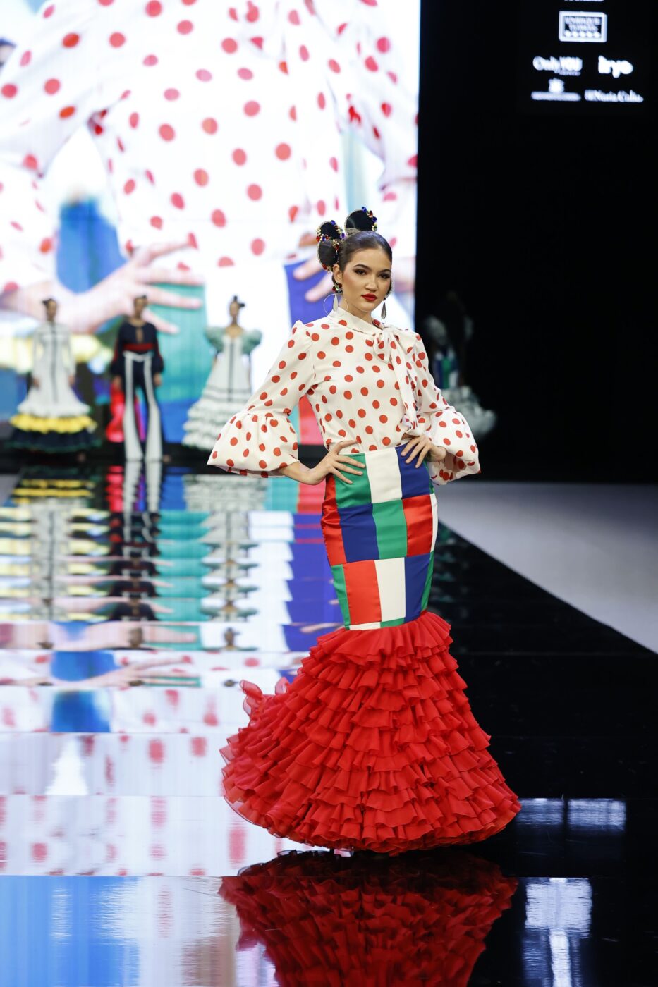 Conjunto flamenco con blusa de lunares rojos y falda con volantes