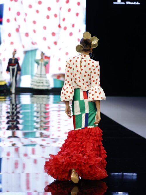 Conjunto flamenco con blusa de lunares rojos y falda con volantes
