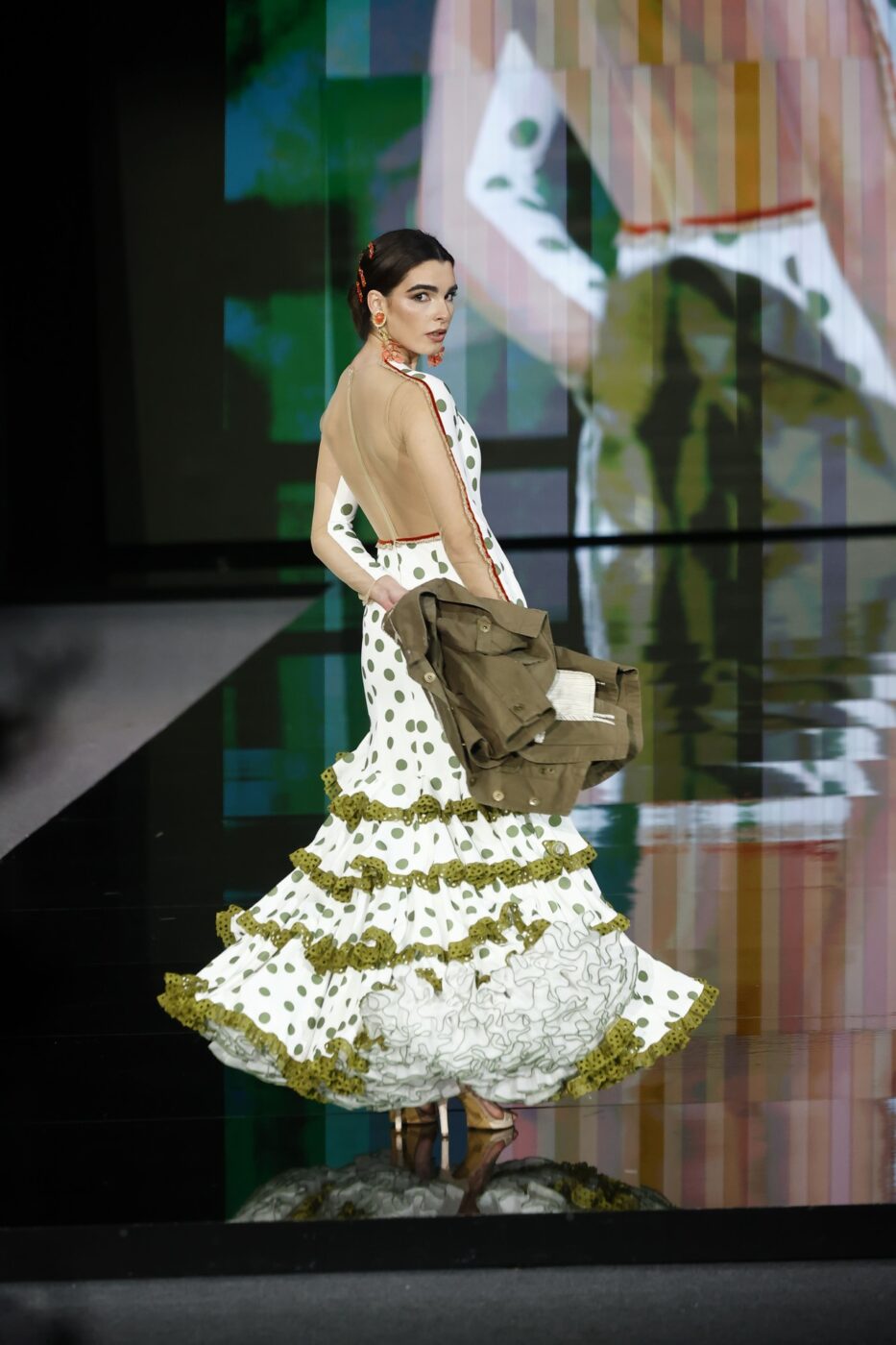Traje de flamenca blanco roto con espalda transparente