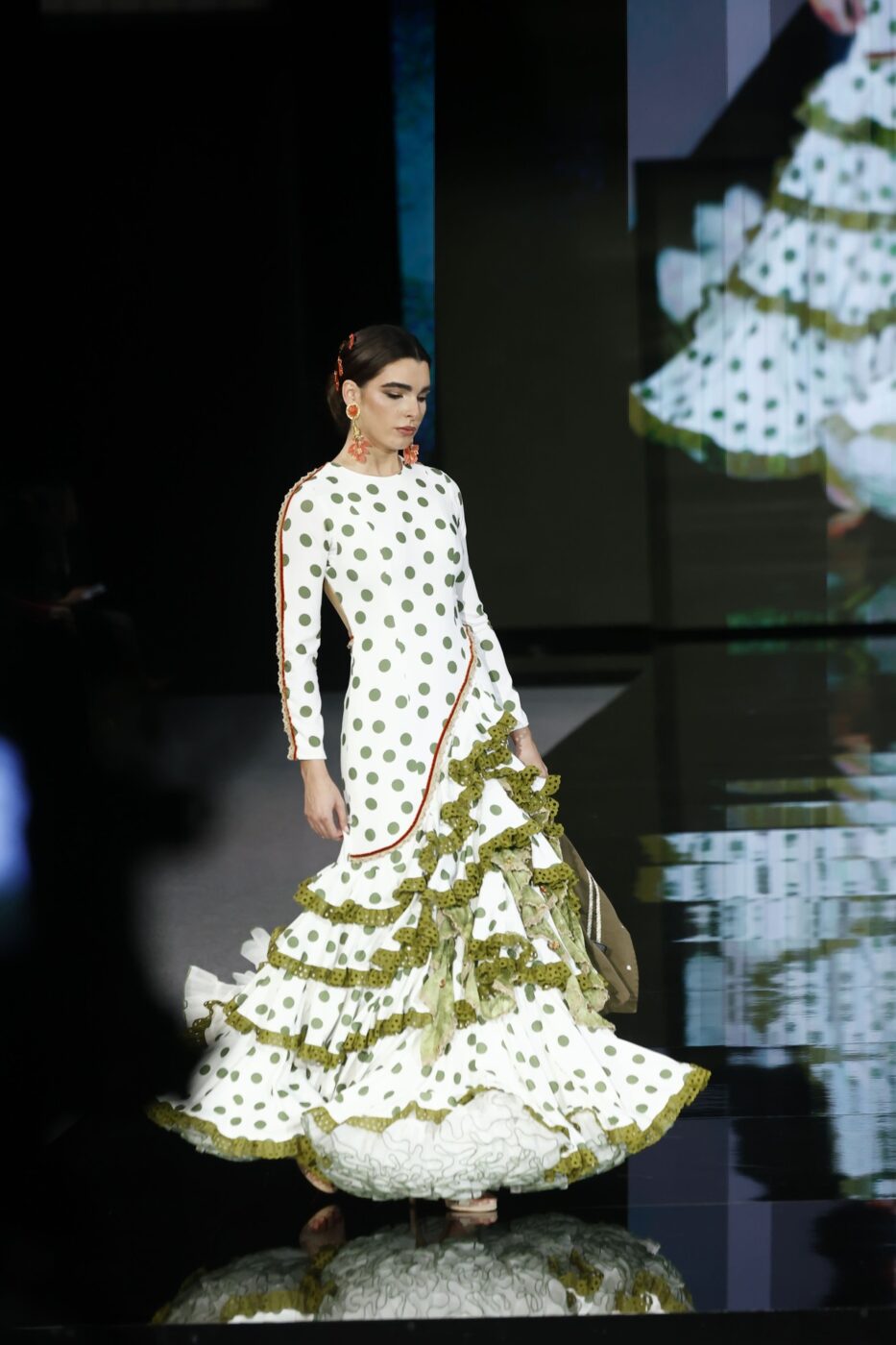 Traje de flamenca blanco roto con espalda transparente
