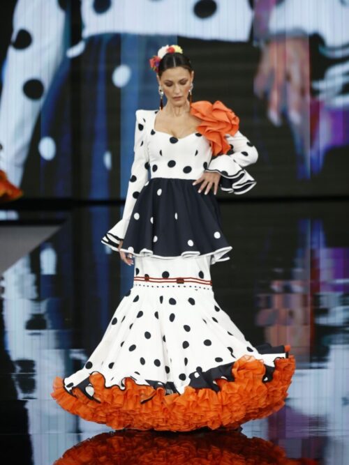 Traje de flamenca blanco y negro con volante al talle