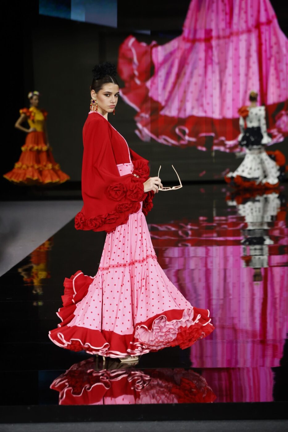 Traje de flamenca canastero con chaqueta roja