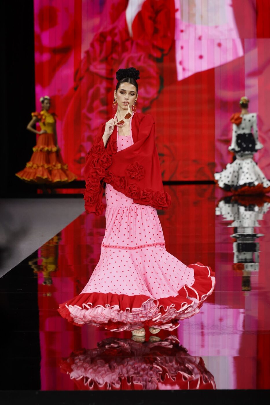 Traje de flamenca canastero con chaqueta roja