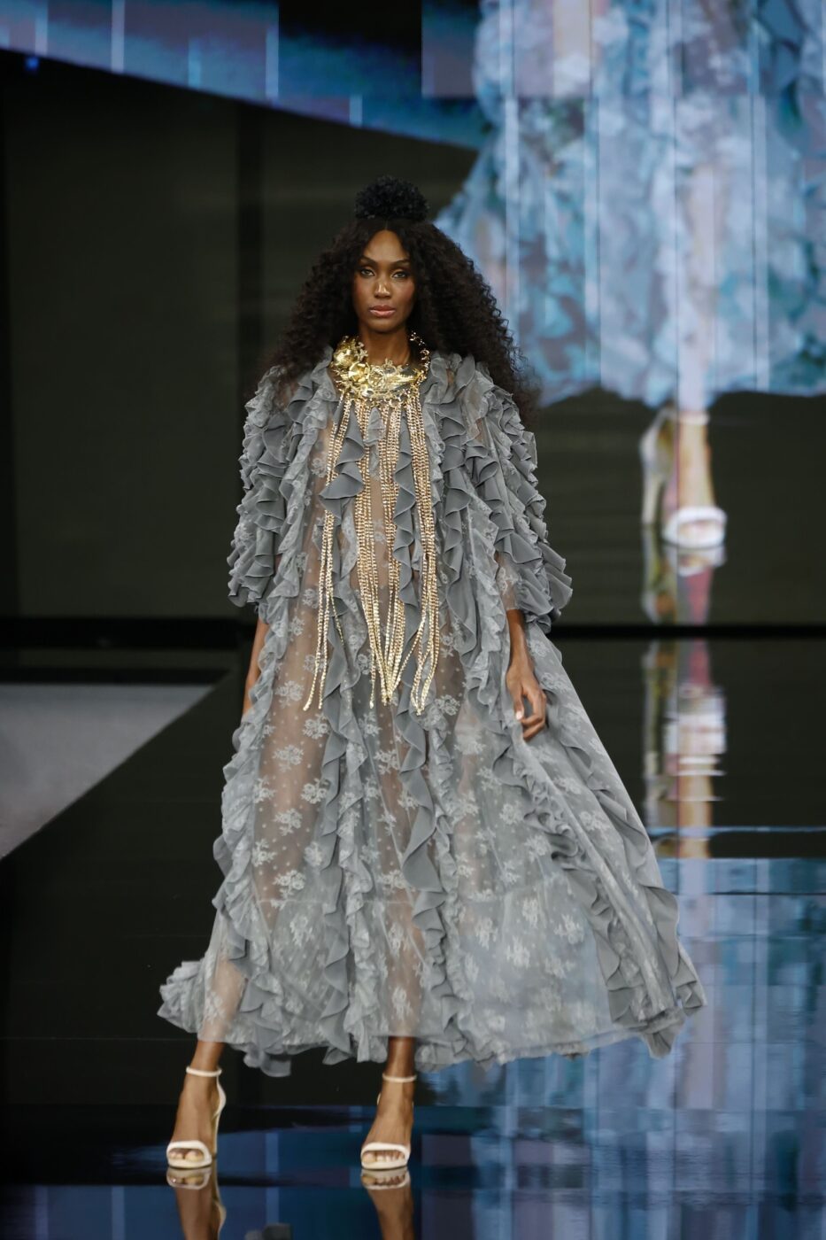 Traje de flamenca de encaje gris transparente