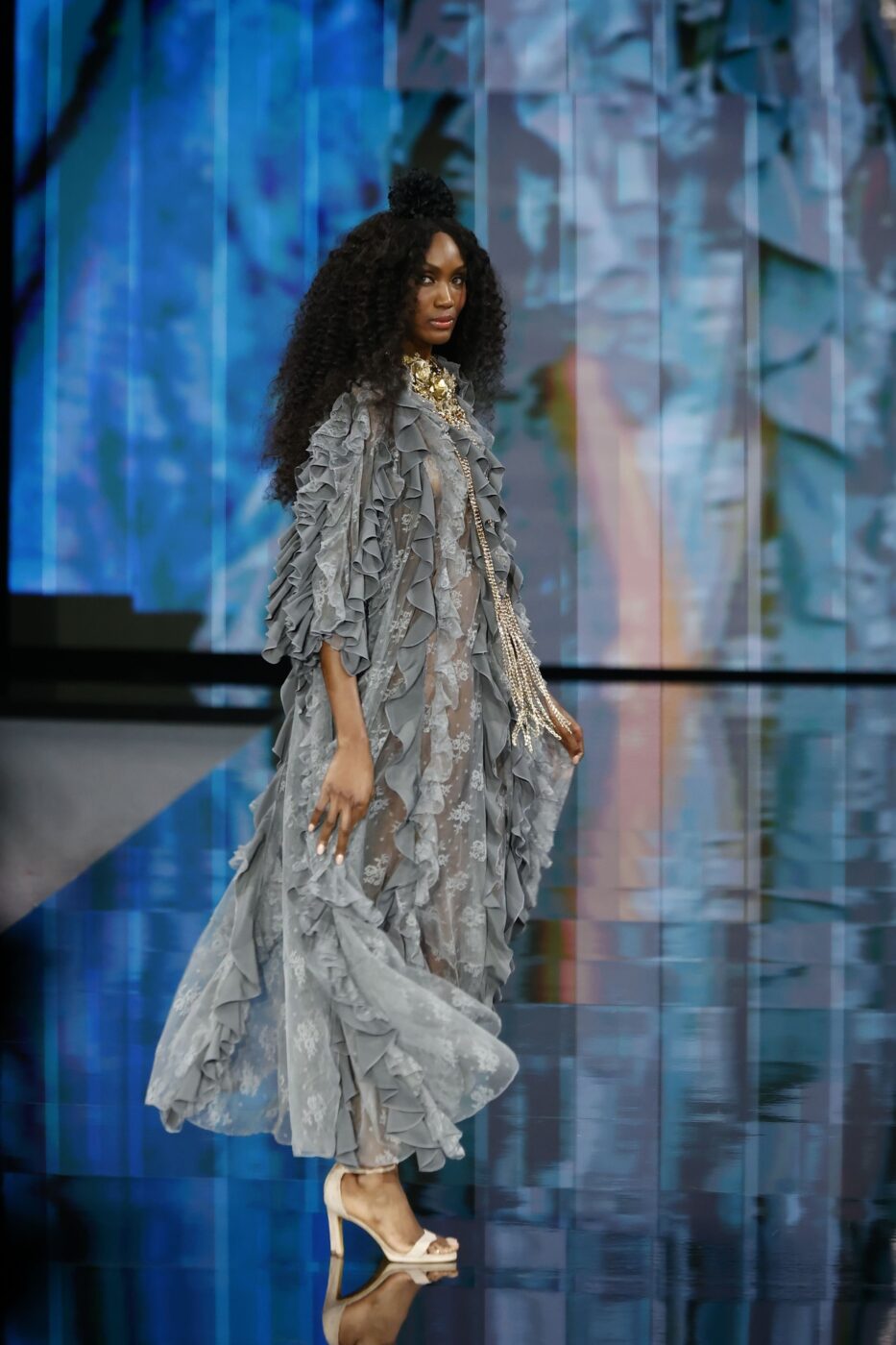 Traje de flamenca de encaje gris transparente