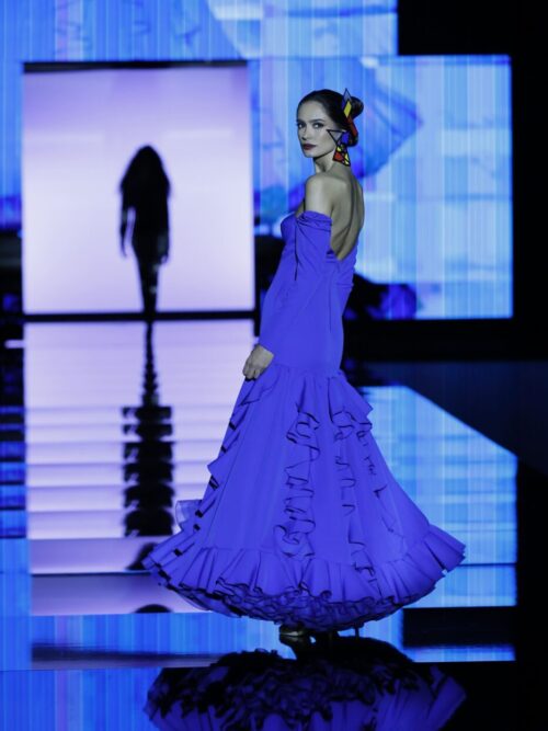 Traje de flamenca azul con corset y maxi vuelo