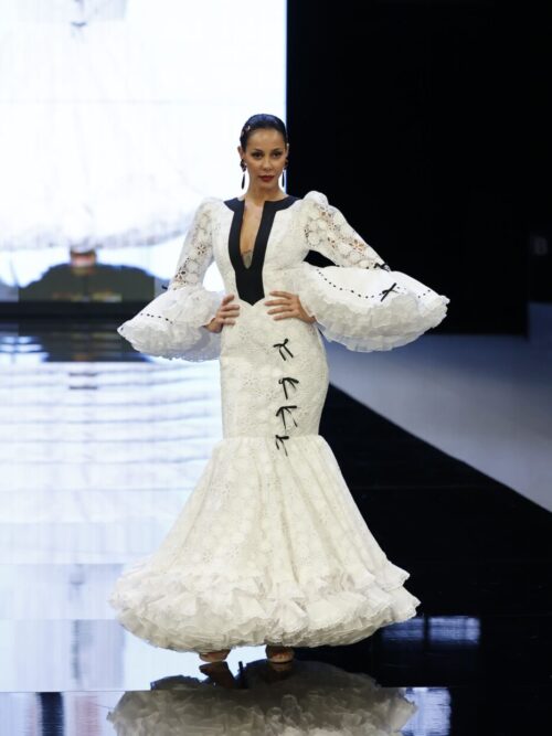 Traje de flamenca blanco de guipur con escote de tapeta en negro