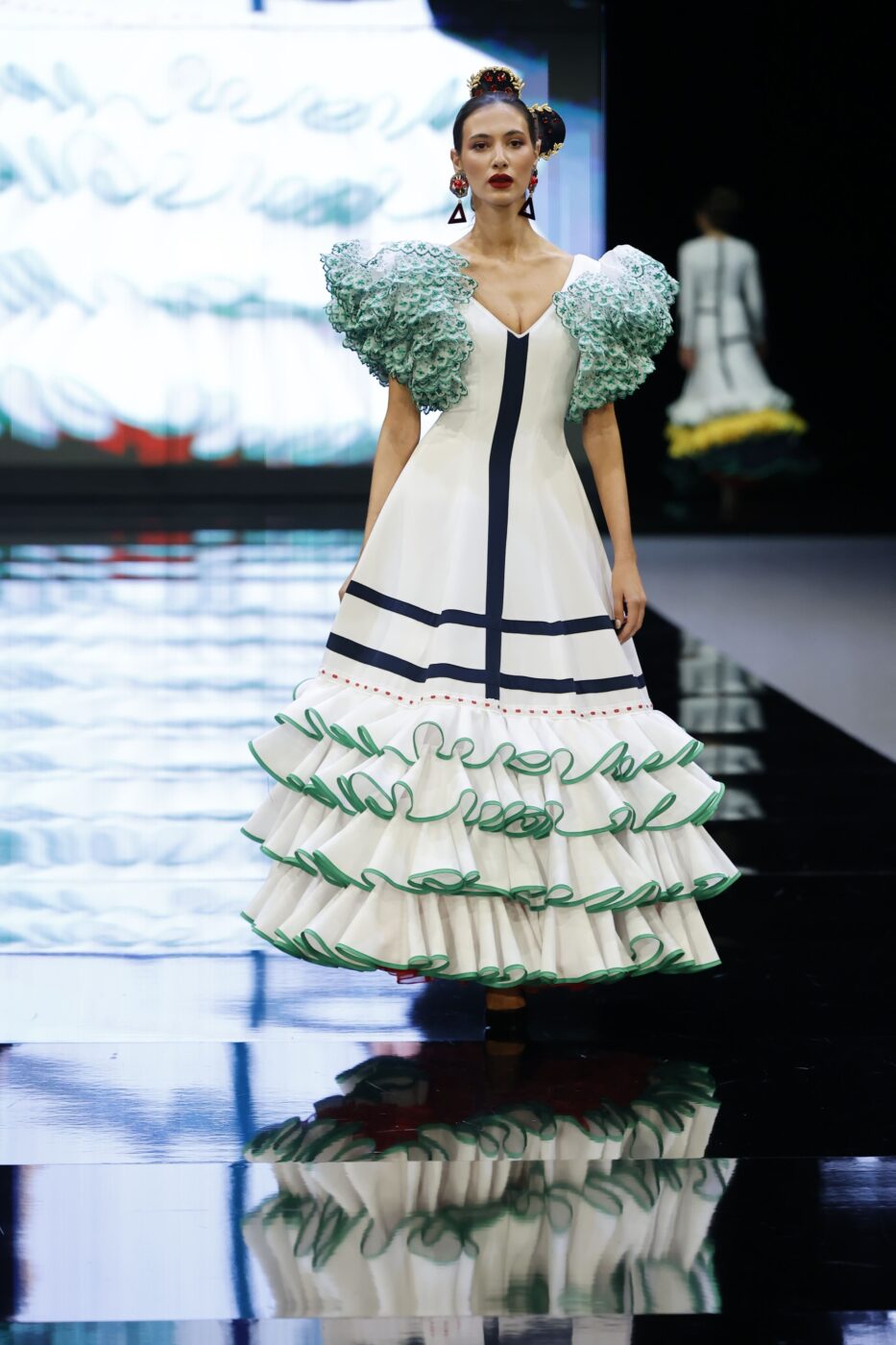 Traje de flamenca blanco con rayas azul marino y volantes con vivos