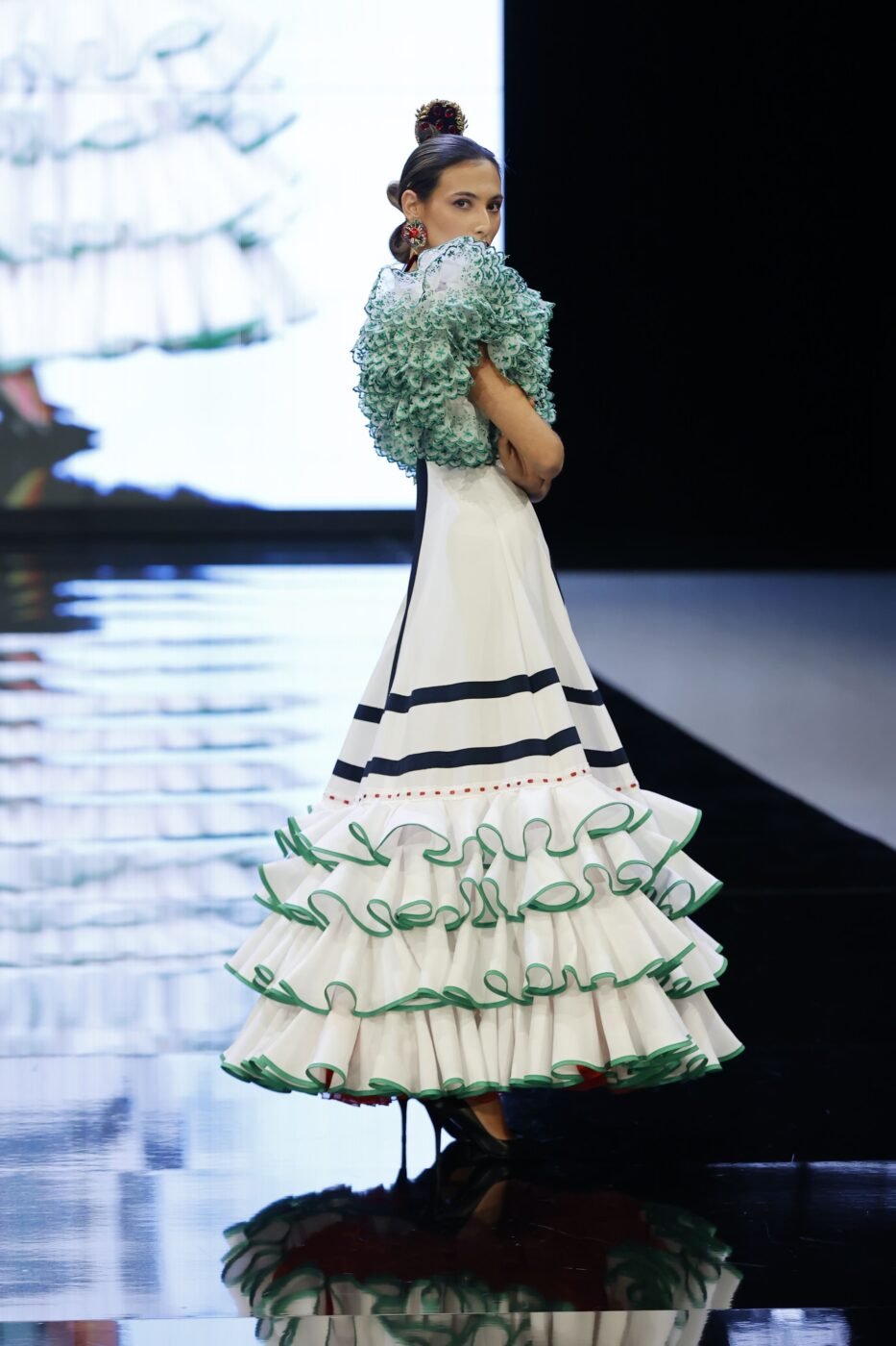 Traje de flamenca blanco con rayas azul marino y volantes con vivos