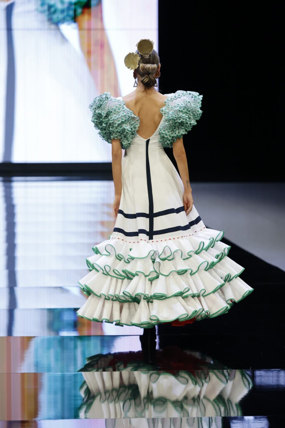 Traje de flamenca blanco con rayas azul marino y volantes con vivos