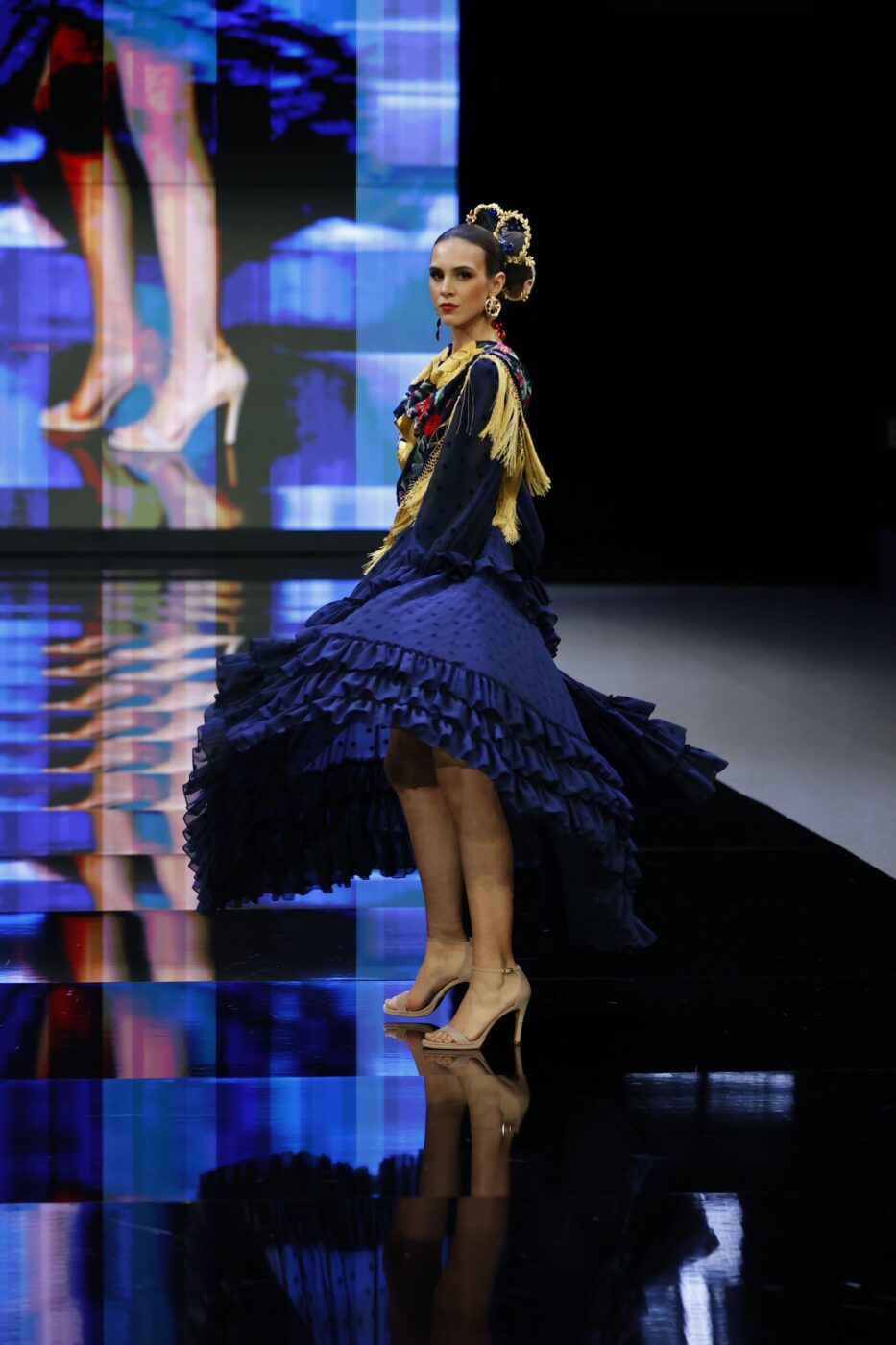 Traje de flamenca canastero azul marino de gasa flocada
