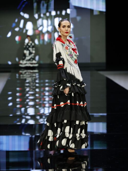 Traje de flamenca canastero estampado con carruchas rojas y mangas largas
