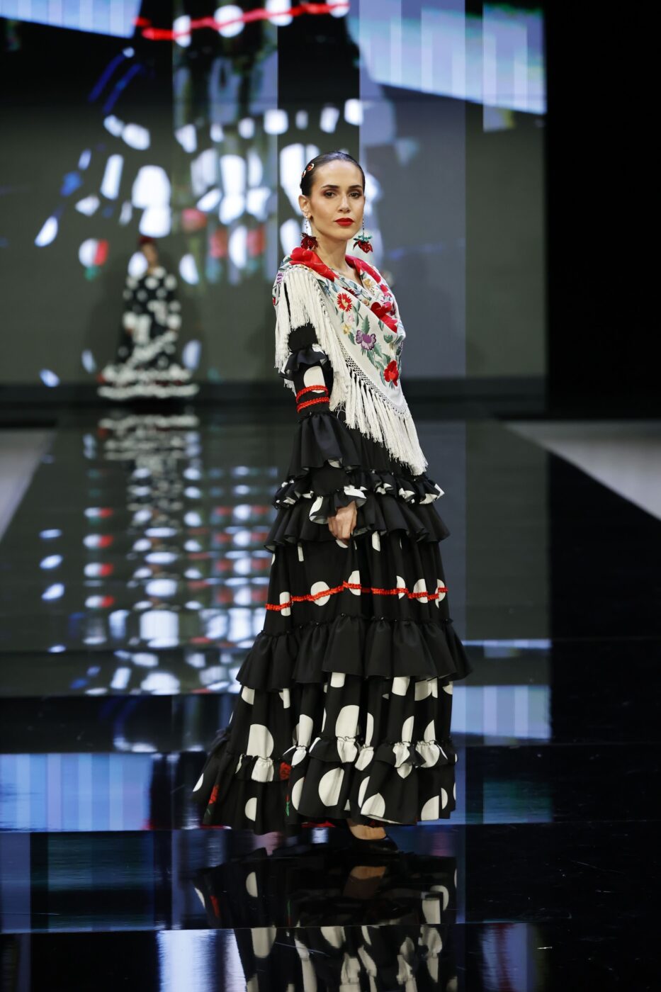 Traje de flamenca canastero estampado con carruchas rojas y mangas largas