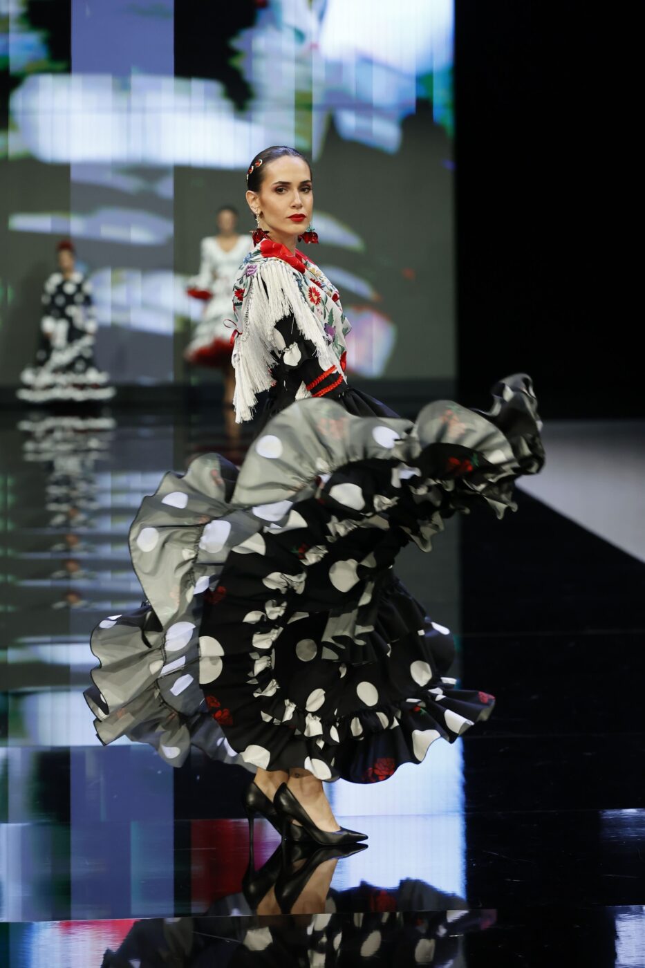 Traje de flamenca canastero estampado con carruchas rojas y mangas largas