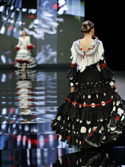 Traje de flamenca canastero estampado con carruchas rojas y mangas largas