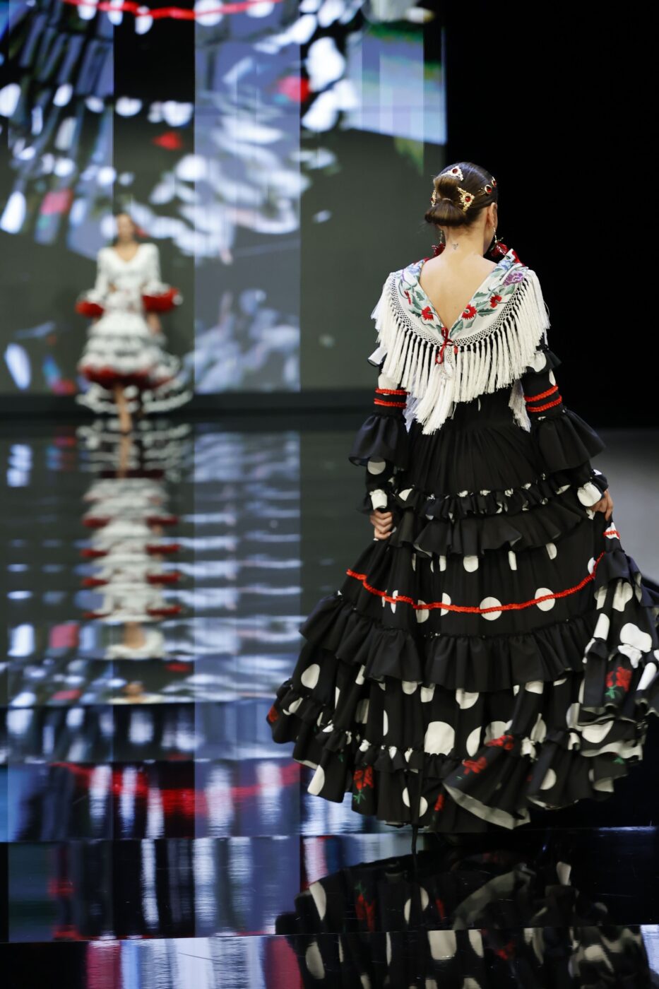 Traje de flamenca canastero estampado con carruchas rojas y mangas largas
