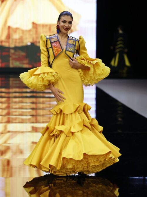 Traje de flamenca mostaza con volantes capote y mangas de clavel