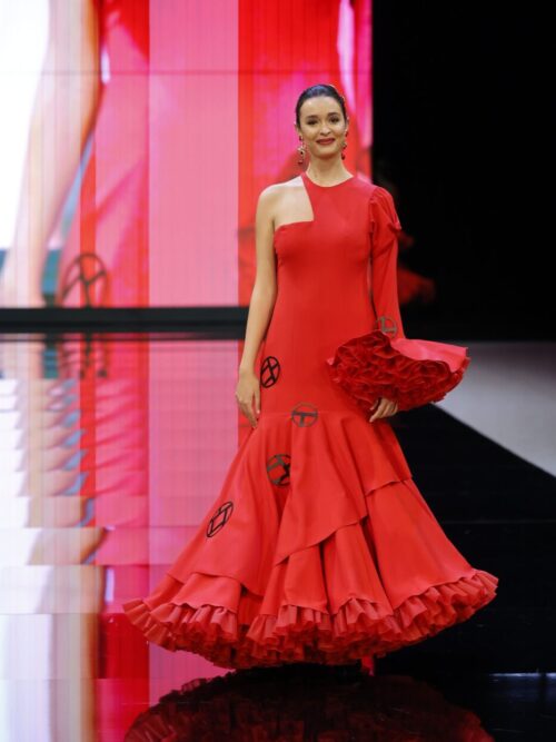 Traje de flamenca rojo asimétrico con una manga