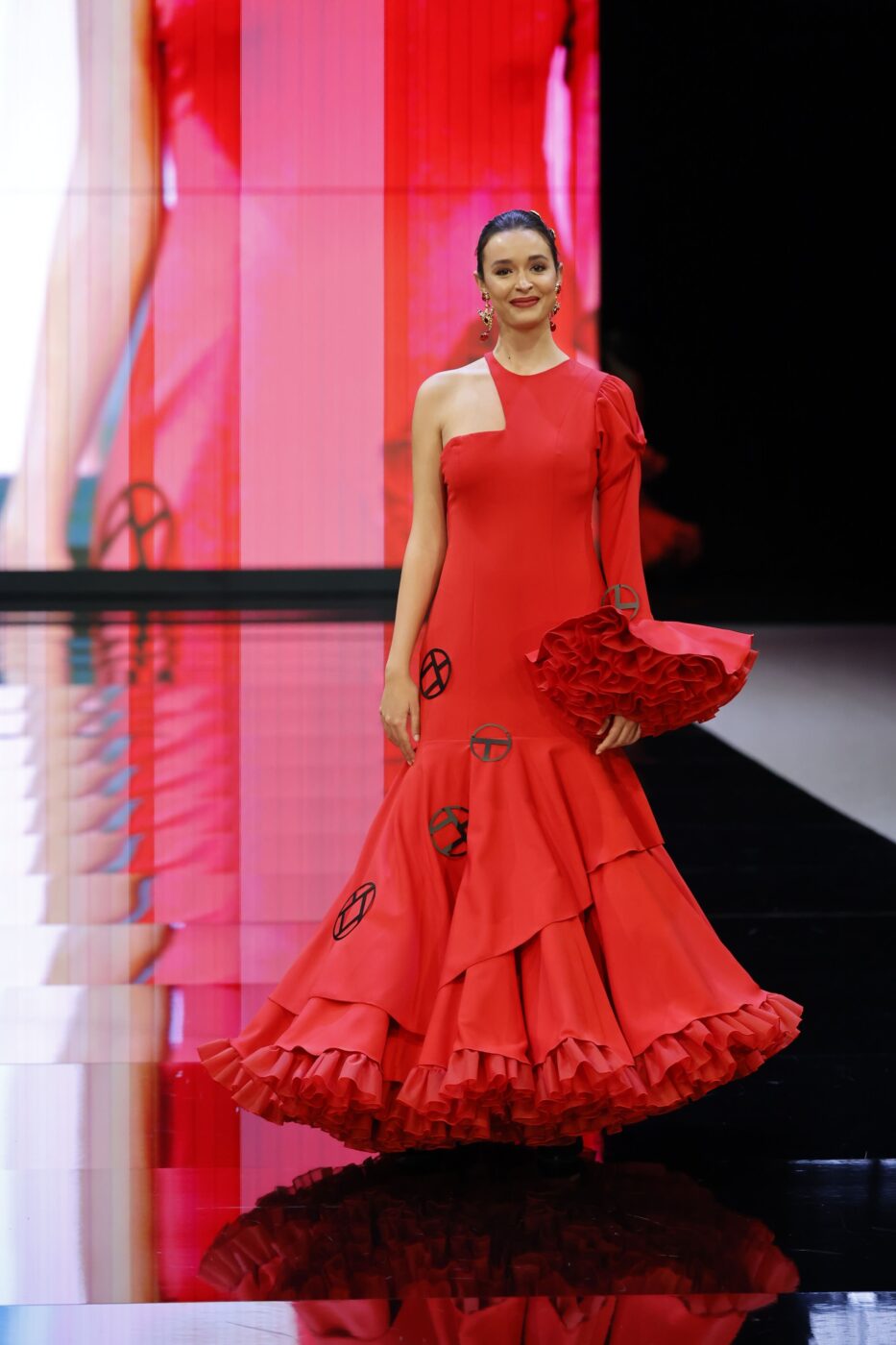 Traje de flamenca rojo asimétrico con una manga