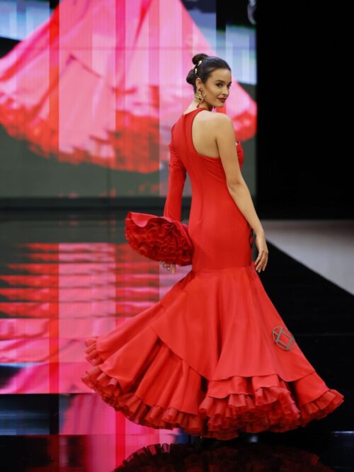 Traje de flamenca rojo asimétrico con una manga