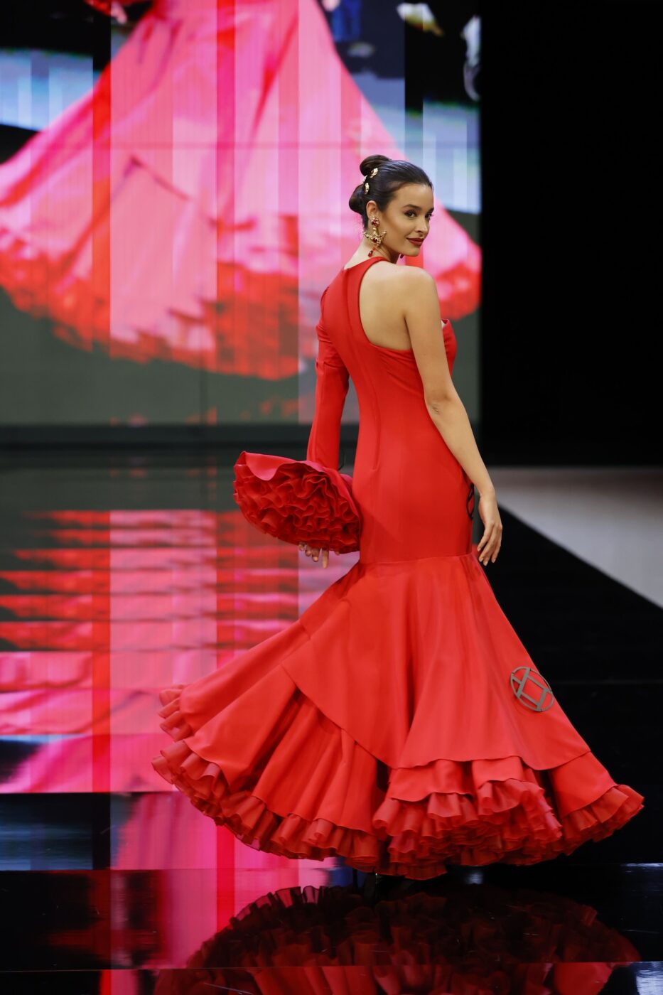 Traje de flamenca rojo asimétrico con una manga