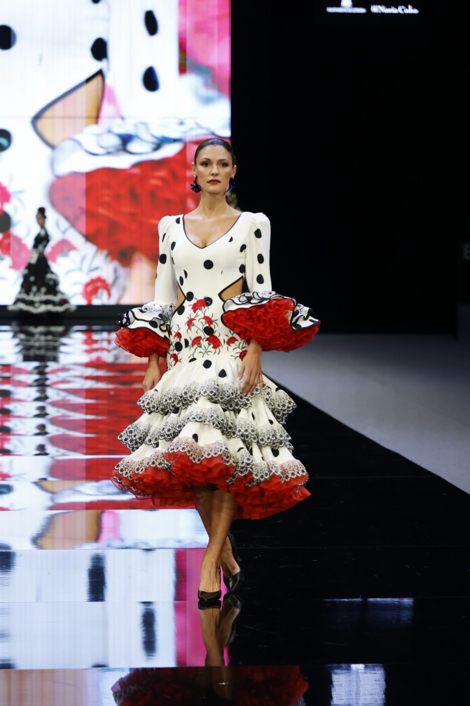 Traje de flamenca tobillero blanco con lunares negros y mangas largas con volantes