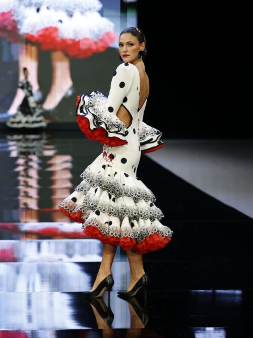 Traje de flamenca tobillero blanco con lunares negros y mangas largas con volantes