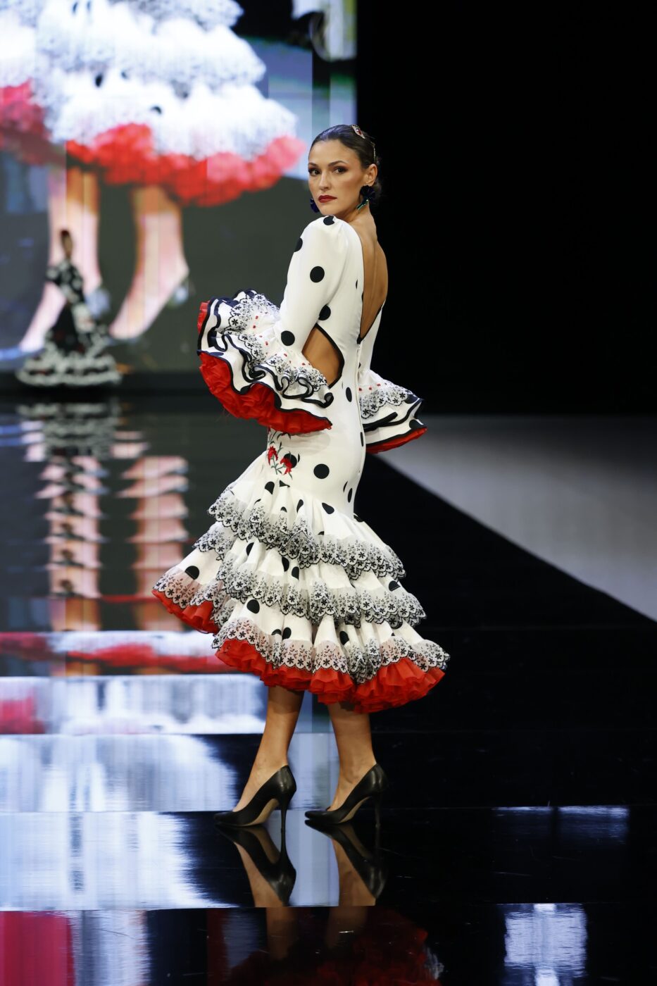 Traje de flamenca tobillero blanco con lunares negros y mangas largas con volantes