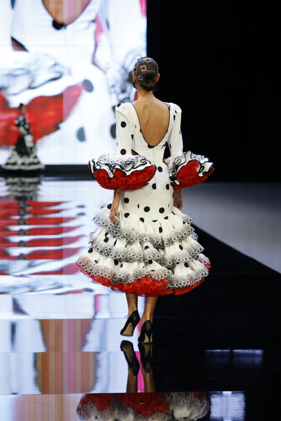 Traje de flamenca tobillero blanco con lunares negros y mangas largas con volantes