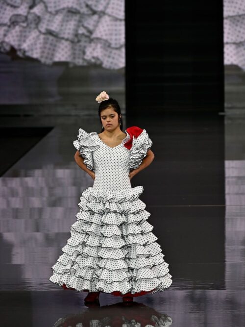 Vestido de flamenca, blanco con lunares negros y volantes a la cadera