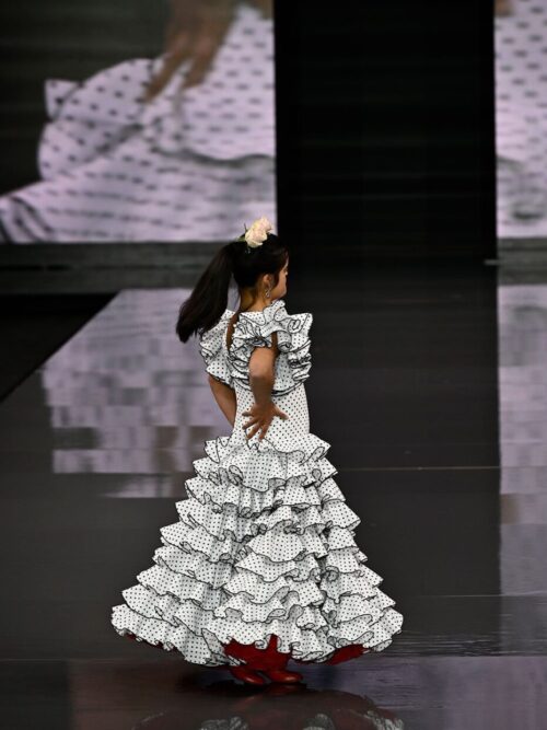 Vestido de flamenca, blanco con lunares negros y volantes a la cadera