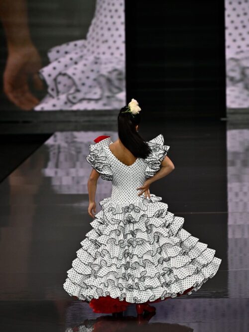Vestido de flamenca, blanco con lunares negros y volantes a la cadera
